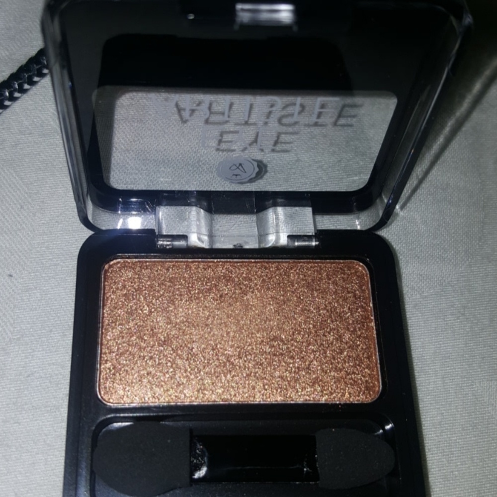 Eyeshadow - Picture 3 of 4